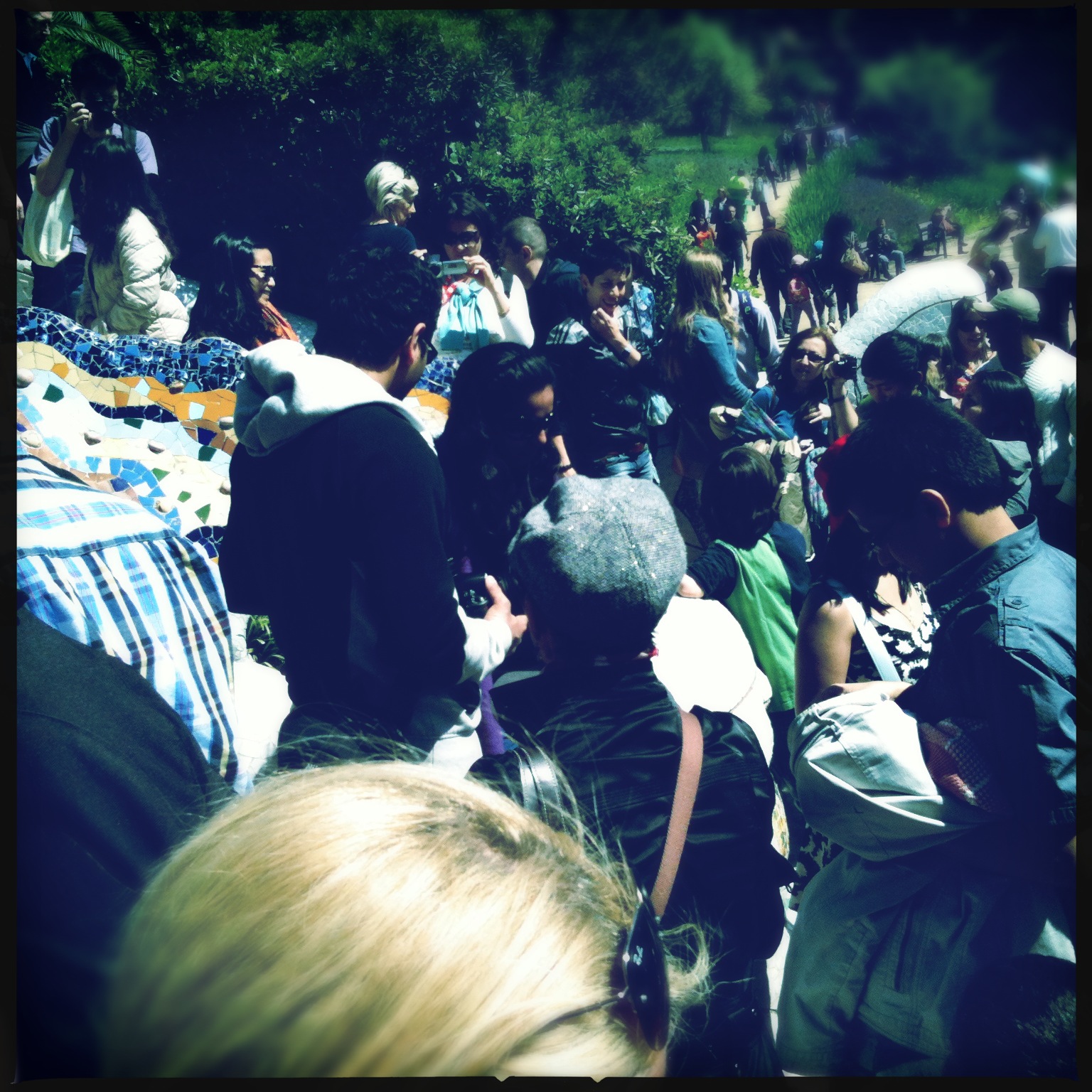 Toeristen massaal op de foto met de Draak van Gaudi.