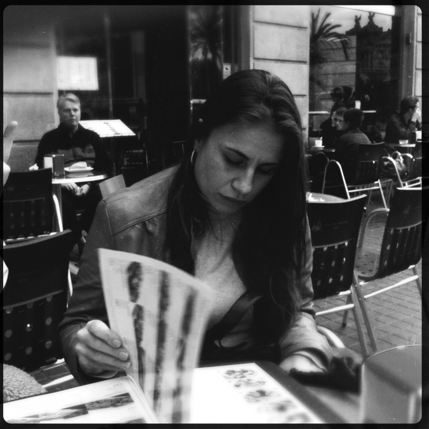 Talitha checkt de menu-kaart